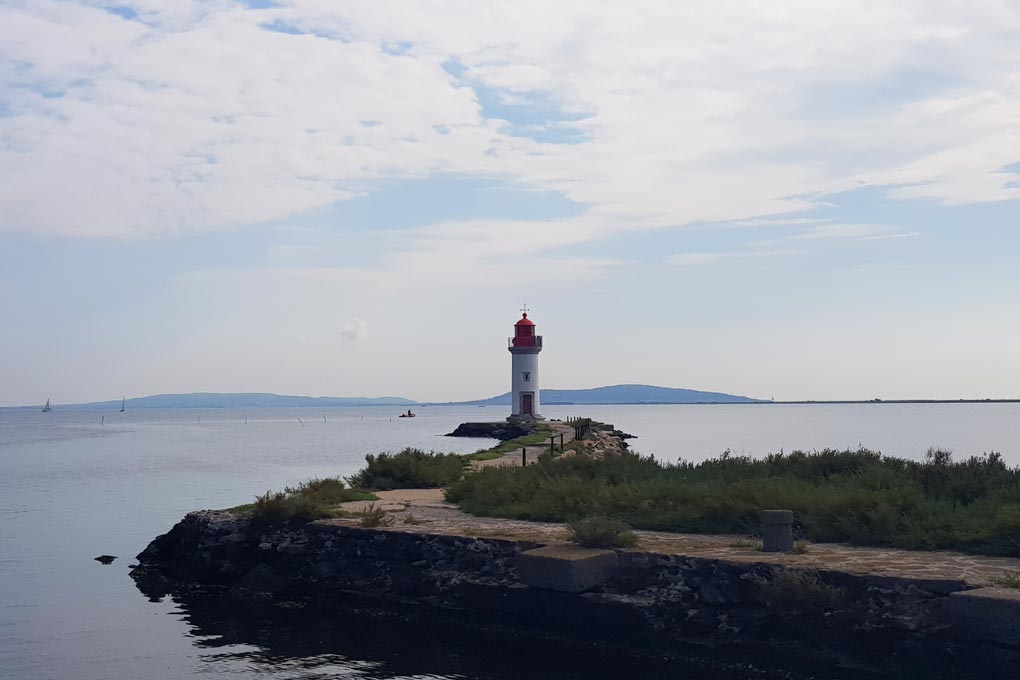 Die warmen Gewässer des Étang de Thau genießen