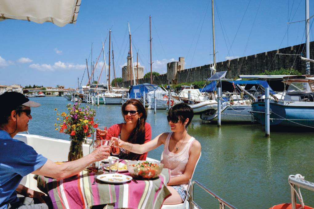 Wein, Teiche und befestigte Dörfer gallery image