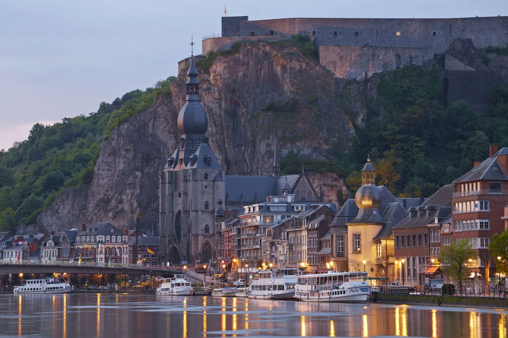 Die Wallonie bei der Ankunft in Dinant entdecken