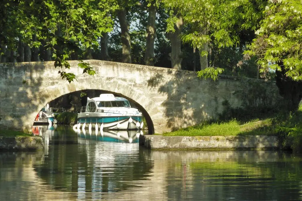 Kanal, Cassoulet und Hügel gallery image