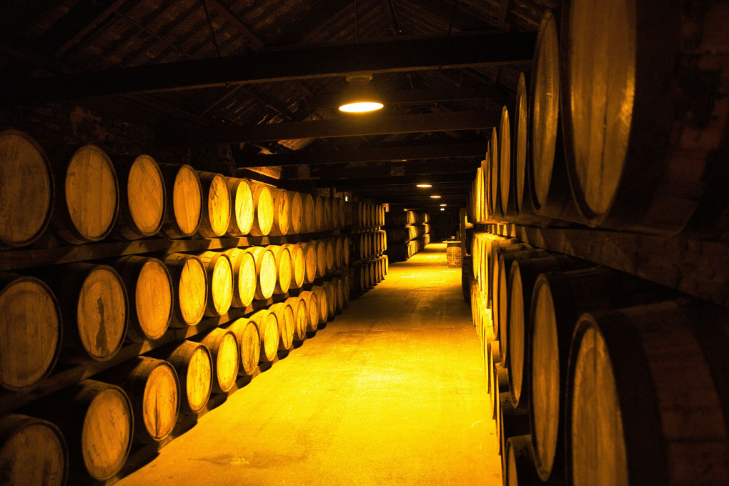 Weinberge und alte Steine gallery image
