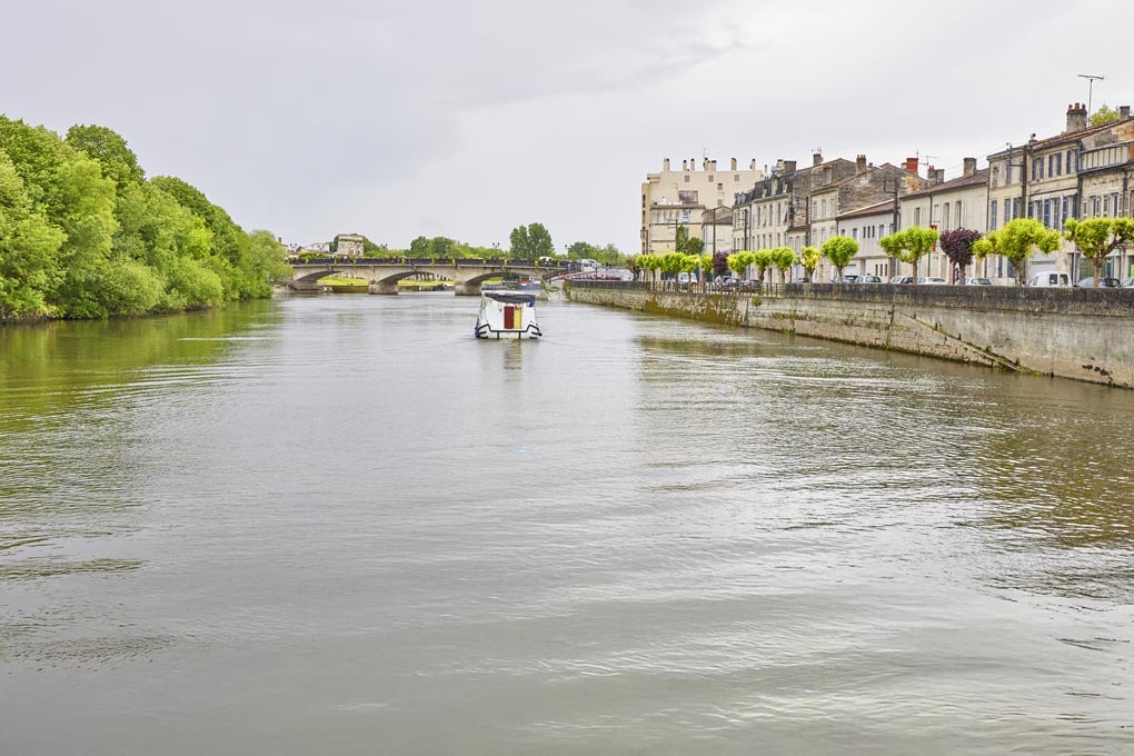 Decouvrez  les maisons les pieds dans l’eau et le port miniature lors de votre arrêt à St Savinien
