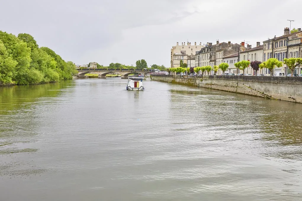 Decouvrez  les maisons les pieds dans l’eau et le port miniature lors de votre arrêt à St Savinien