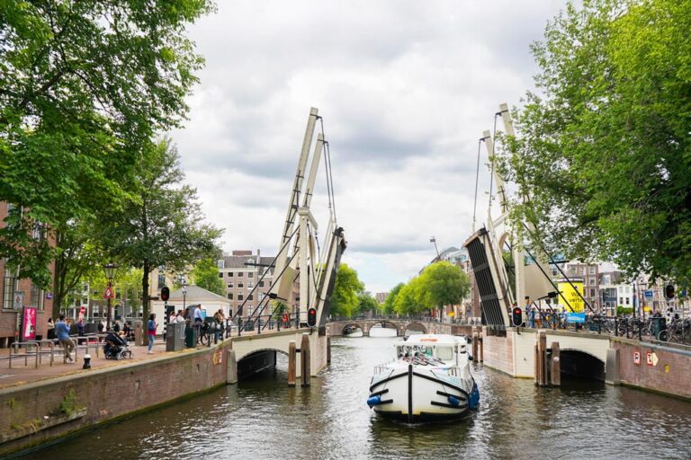 Kunststadt und Zugbrücken
