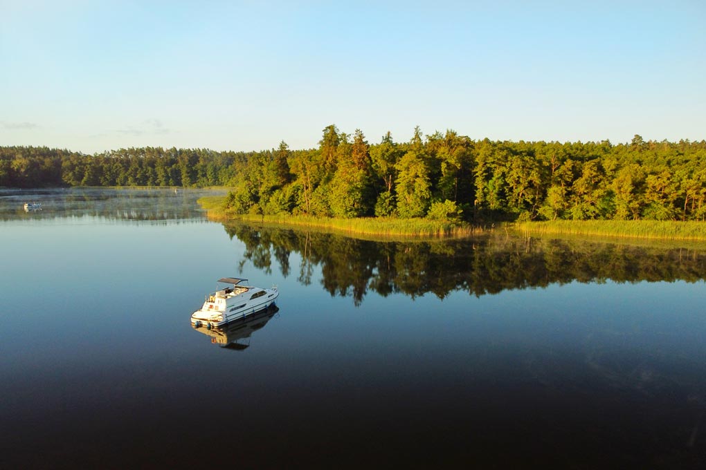 Flöße, Ruinen und Rückzugsorte an den Seen