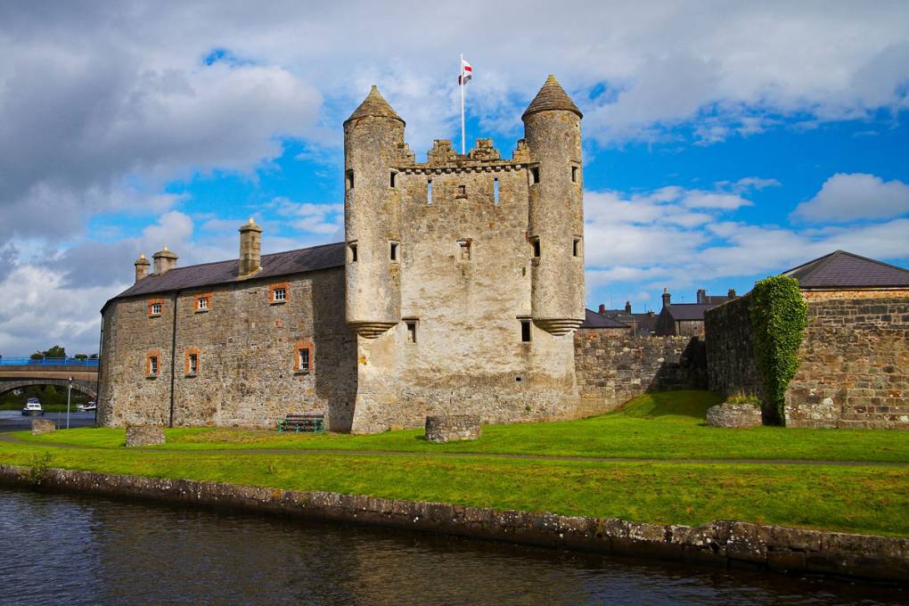 Châteaux et grands lacs gallery image