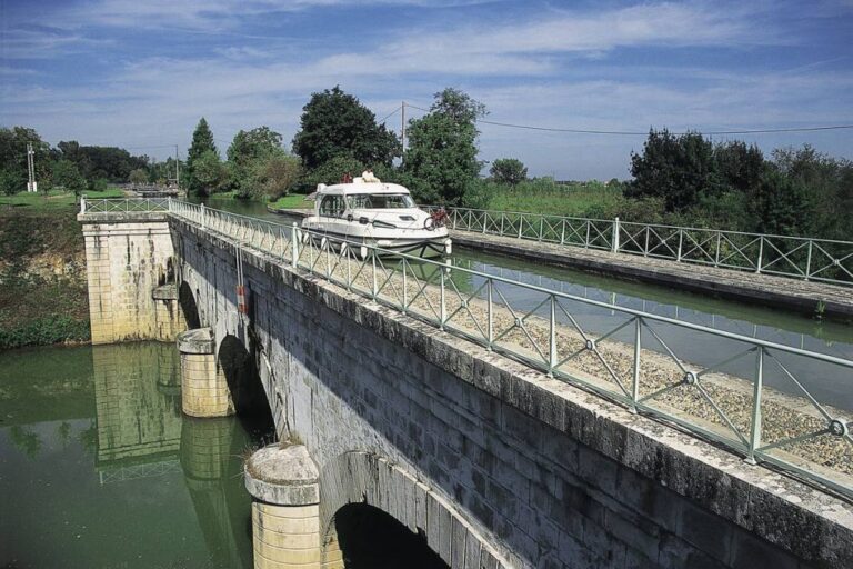 Château, pont-canal et terroir