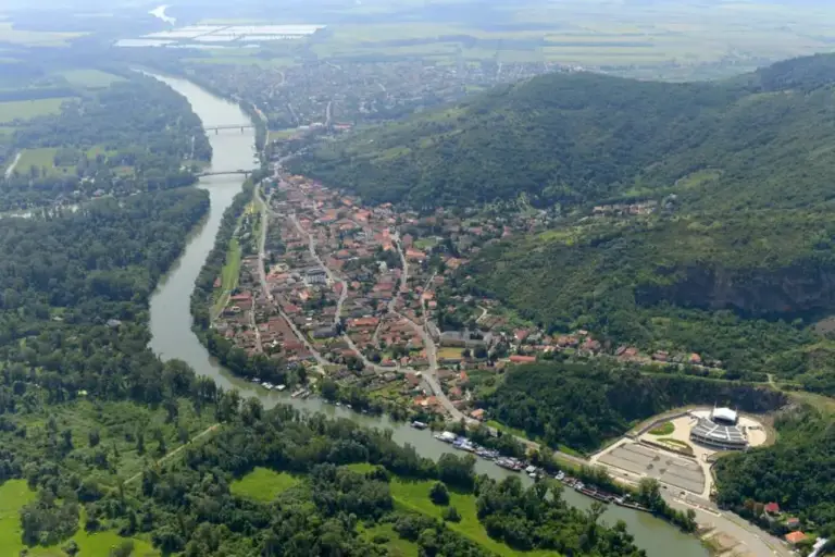 Zwischen Weinbergen und Thermalquellen