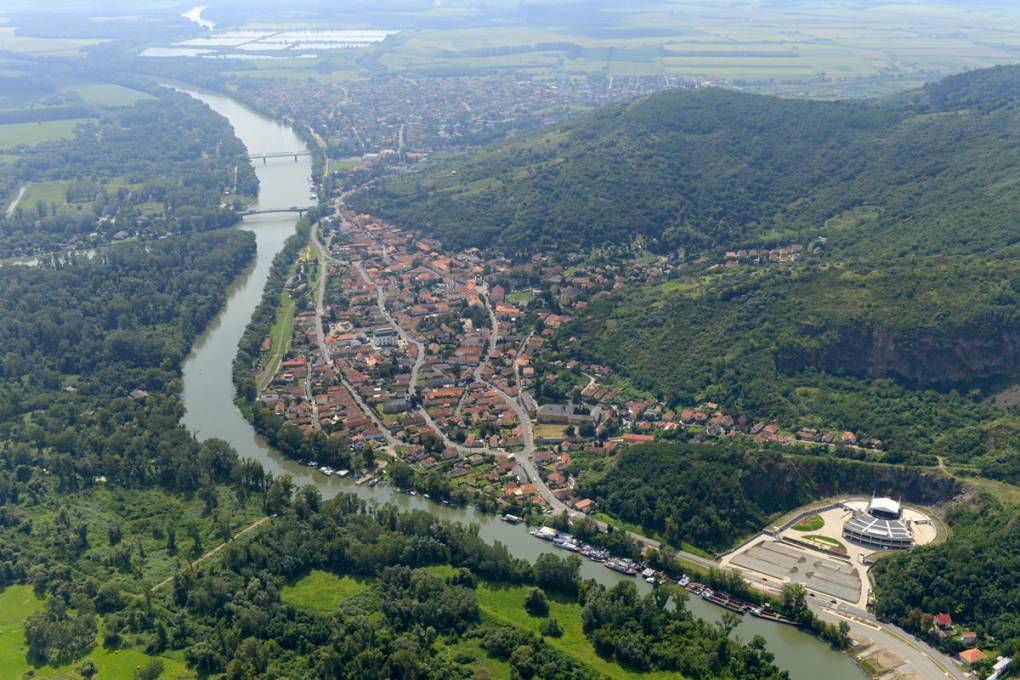 Between Vineyards and Warm Waters gallery image