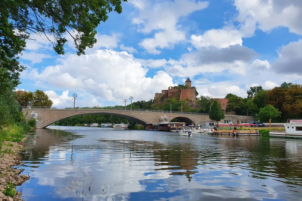 Sur la Saale, entre histoire et silence