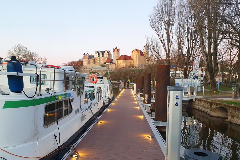 Des châteaux aux lumières de la ville en péniche