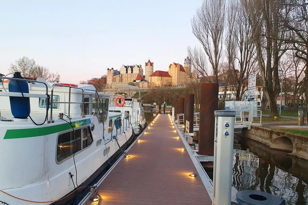 Mit dem Hausboot von Schlössern zu Stadtlichtern
