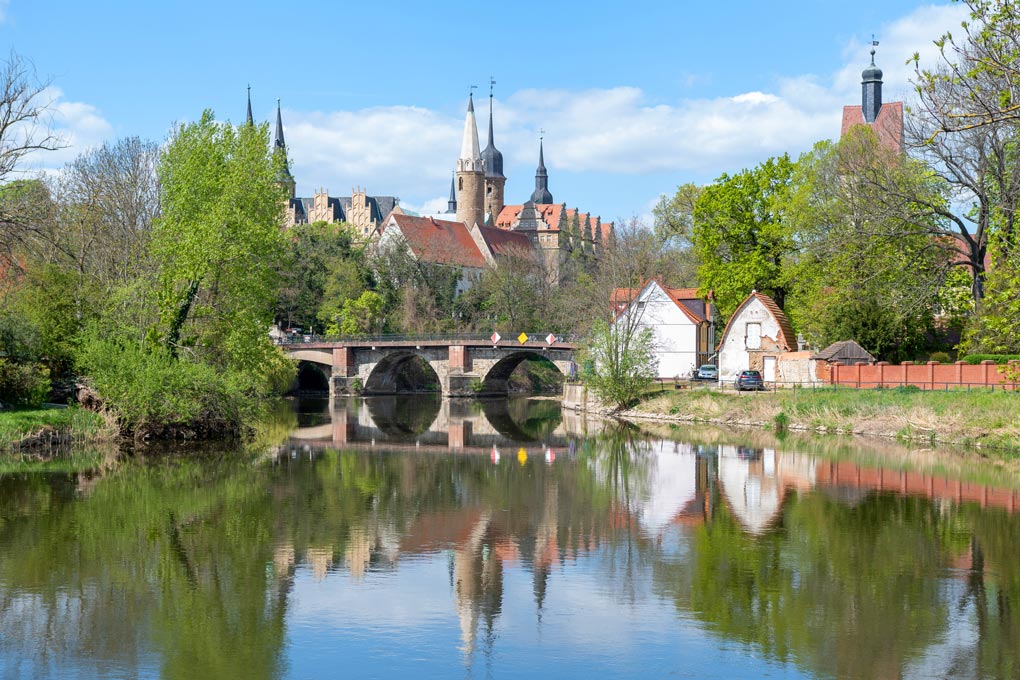 Des tours de cathédrale au silence de la rivière