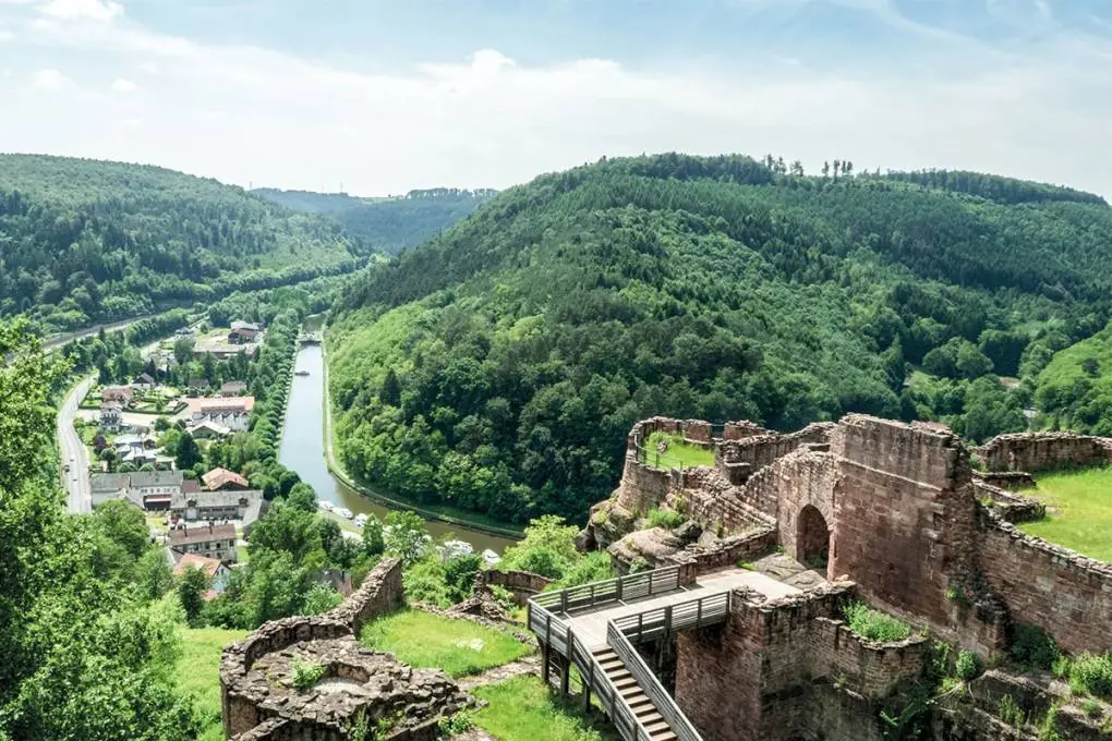 Mittelalterliches Elsass und seine Glaskunst gallery image