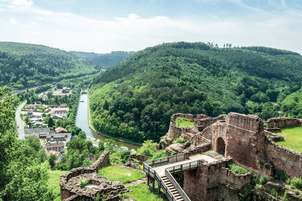 Die Aussicht von Lutzelbourg bewundern