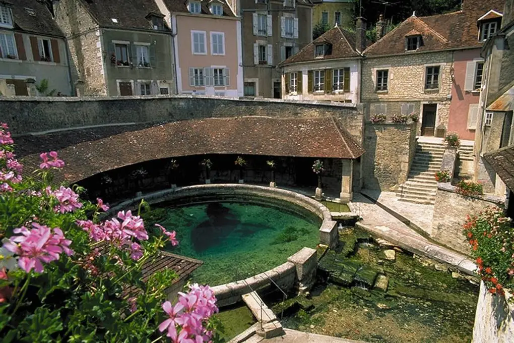 Profiter de la fosse Dionne de Tonnerre - Location de bateaux