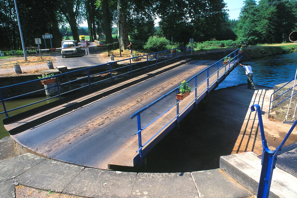 Selles und seine Drehbrücke bestaunen