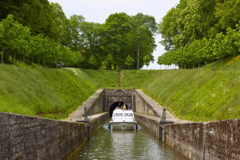 Tunnel und Festung