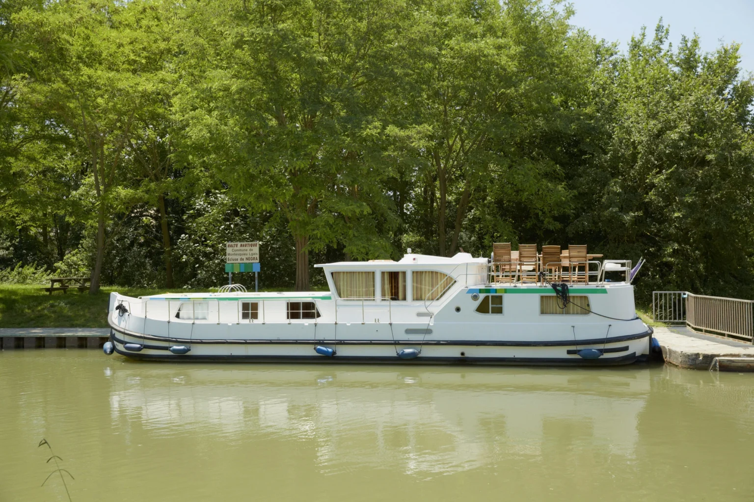 Exterior view of our license-free boat model - Pénichette Premium 8/12 Pers.