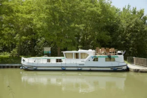 Exterior view of our license-free boat model - Pénichette Premium 8/12 Pers.