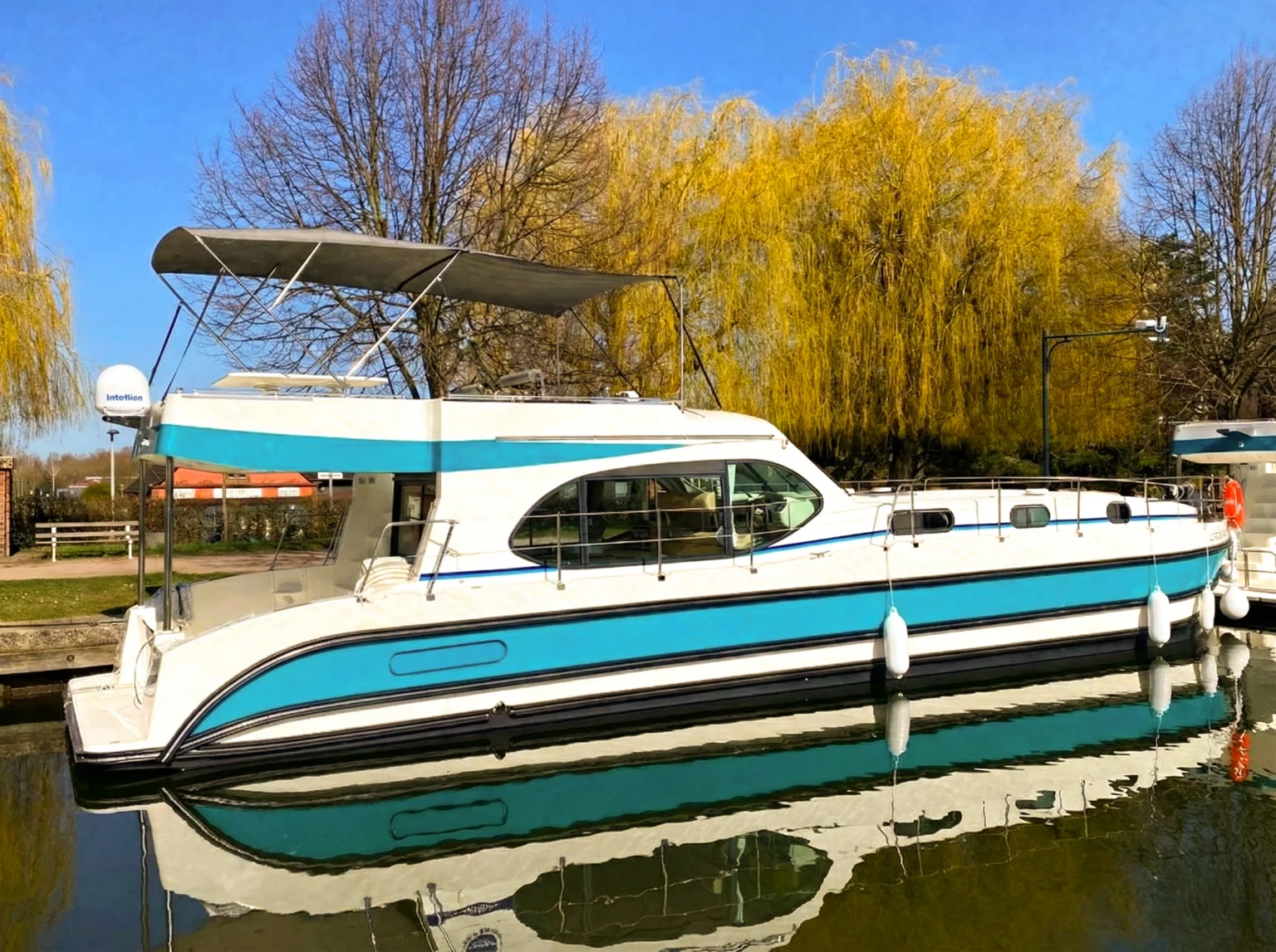 Außenansicht unseres führerscheinfreien Bootsmodells - Cruiser Premium+ 6/8 Pers.