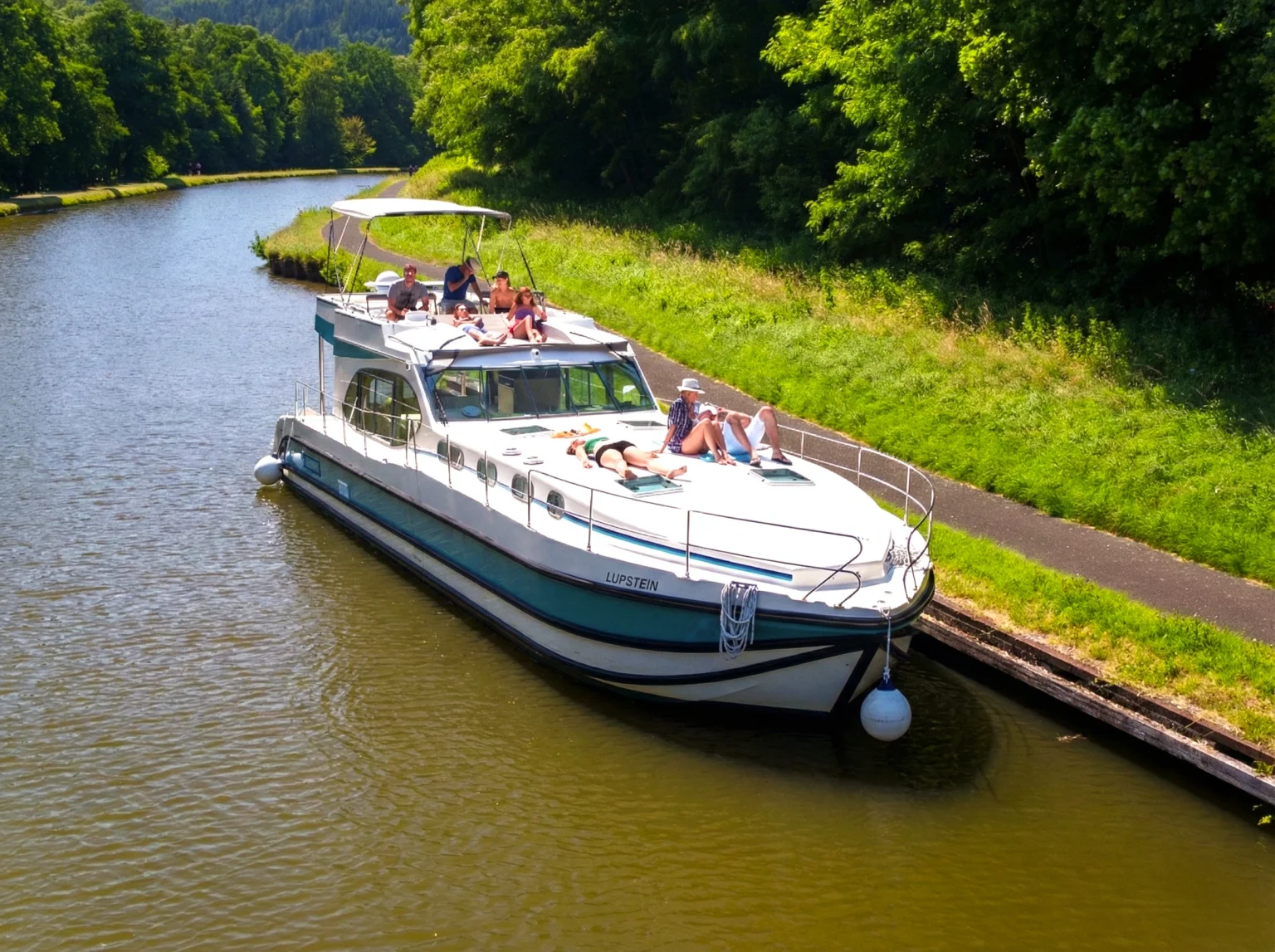 Außenansicht unseres führerscheinfreien Bootsmodells - Cruiser Premium+ 8/10 Pers.