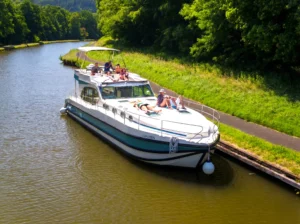 Außenansicht unseres führerscheinfreien Bootsmodells - Cruiser Premium+ 8/10 Pers.