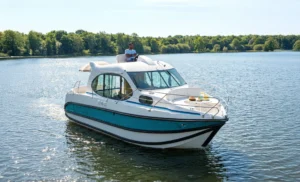 Vue extérieure de notre modèle de bateau sans permis - Cruiser Comfort XL 2/4 Pers.