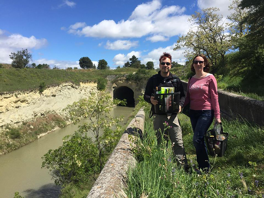 Un sac sur le dos sur le Canal du Midi