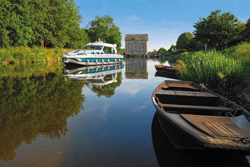 Hausboot mieten in Europa – <span style="color:#DE6B50;">ohne Führerschein!</span>